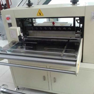 Machine de décharge de papier pour la fabrication d'éléments filtrants alimentée par une pompe à composants de base