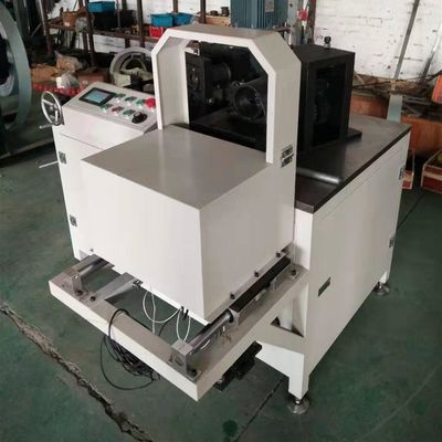 Machine de décharge de papier pour la fabrication d'éléments filtrants alimentée par une pompe à composants de base